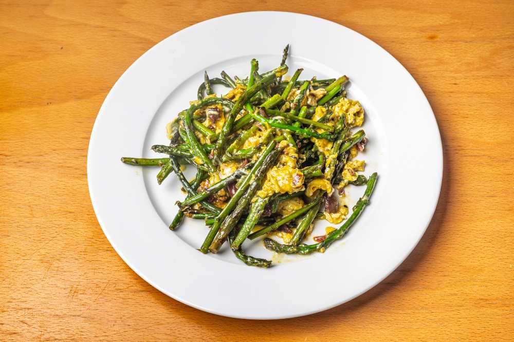 Scramble eggs with asparagus